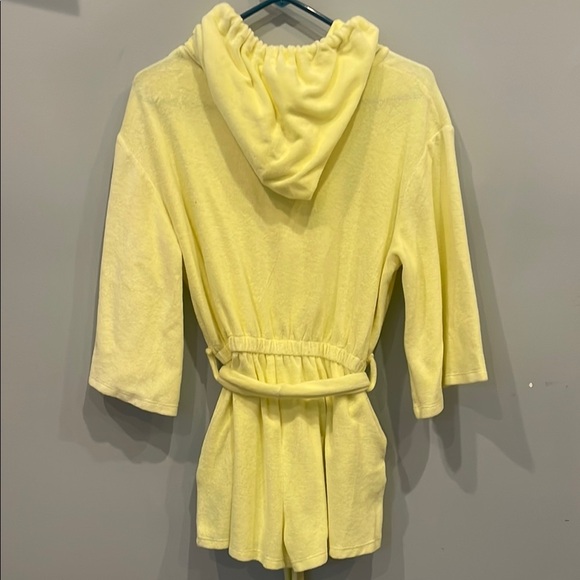 Yellow Hooded Terry cloth shorts jumper with Belt - Picture 4 of 4